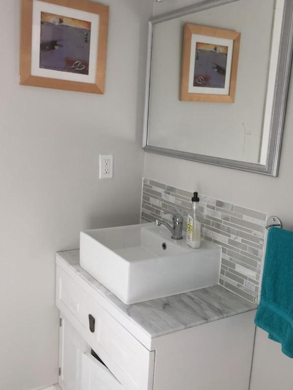 Cozy ,Artistic Cottage In A Garden Setting Close To The Beach And Hiking Trails. Powell River Luaran gambar