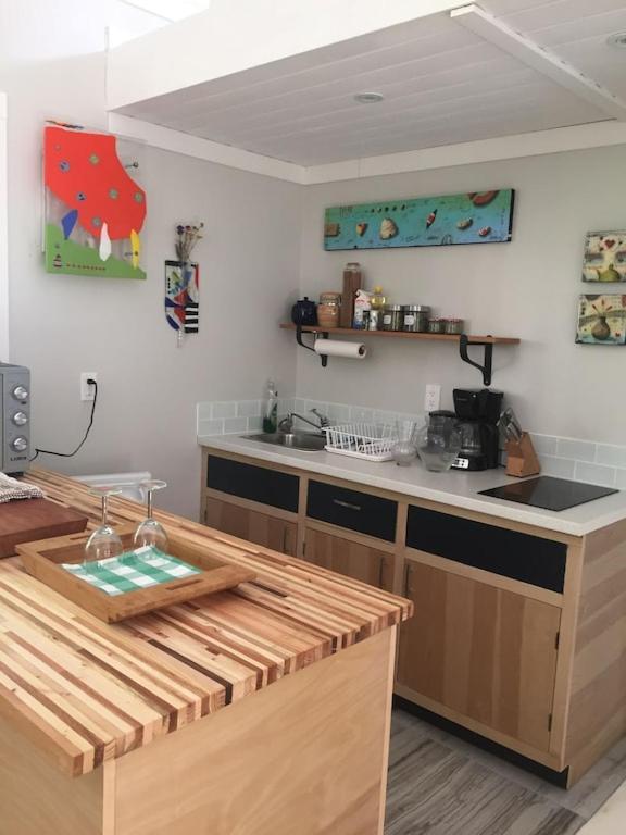 Cozy ,Artistic Cottage In A Garden Setting Close To The Beach And Hiking Trails. Powell River Luaran gambar